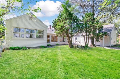 11 Bristol Rd, Windsor Locks CT  06096-2009 exterior