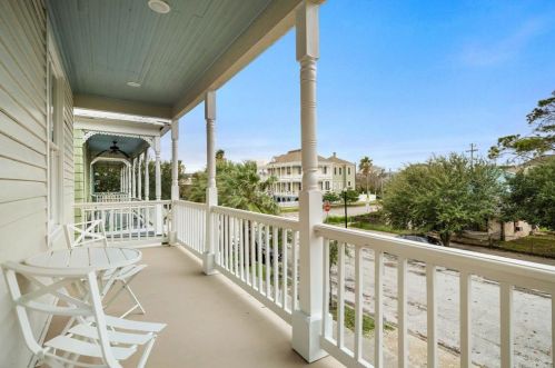 1021 Sealy St, Galveston TX 77550-3813 exterior