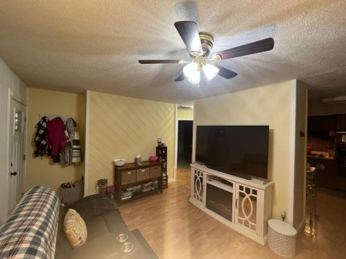 157 Cavender St, Hobart, IN 46342-4012