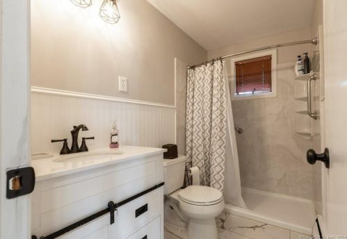 956 Huntington Rd, Stratford CT  06614-2736 exterior