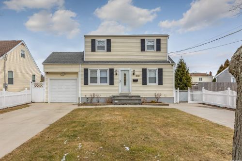 276 13th St, North Lindenhurst, NY 11757-4547