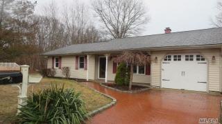 2 Crescent St, Manor Park, NY 11950-1802