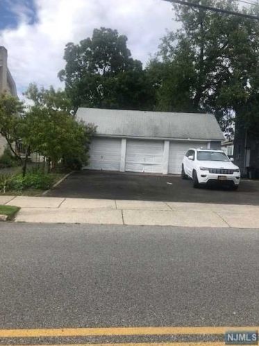 61 Riverside Dr, Airmont, NY 10901-6126