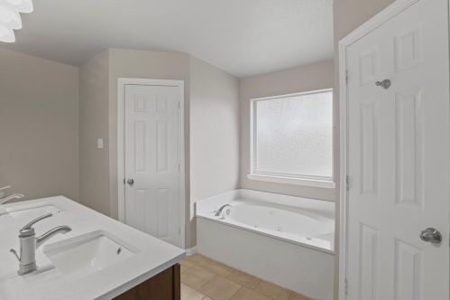 2004 Cedar Crest Blvd, Dallas TX 75203-4316 exterior