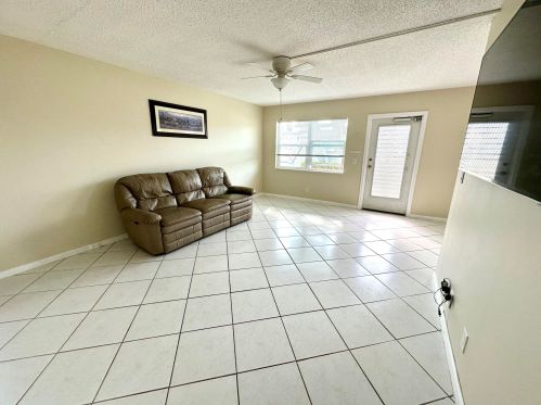 50 Kent D, West Palm Beach FL  33417-1707 exterior