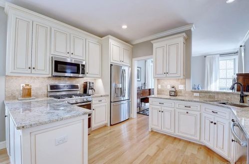 8 Menlo Pl, Glastonbury, CT 06033