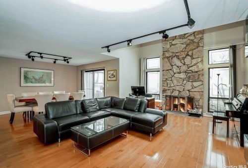 8 Wimbledon Ct, Muttontown NY  11753-2821 exterior