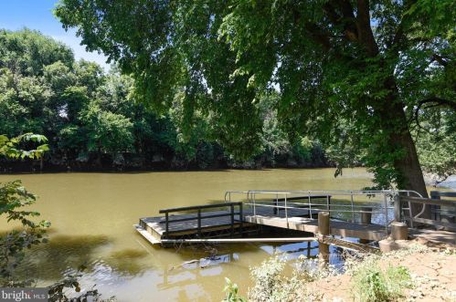 43527 Butler Pl, Leesburg VA 20176-7428 exterior