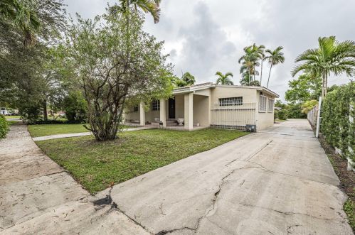 60 Olive Dr, Hialeah, FL 33010-5212