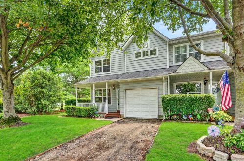 390 Smith St, Central Islip, NY 11722-3726