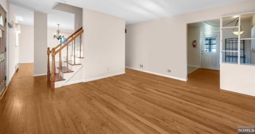 525 Oritani Pl, Teaneck NJ  07666-1637 exterior