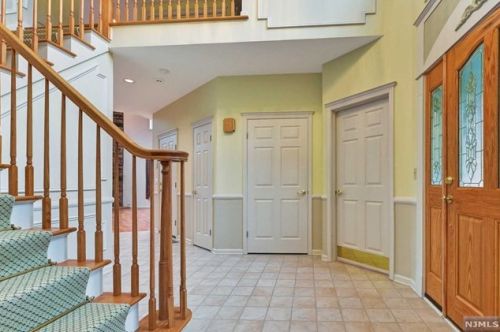 60 Village Dr, Mahwah NJ  07430-2578 exterior