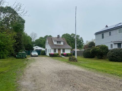305 6th St, Elwood, NY 11731-2819