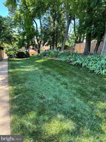 2827 Flagmaker Dr, Falls Church VA  22042-2204 exterior