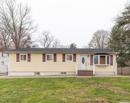 259 Nicolls Rd, Wheatley Heights, NY 11798-2527