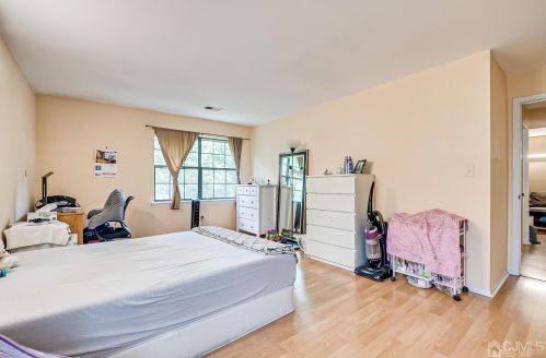 1511 Green Hollow Dr, Iselin NJ  08830-2946 exterior
