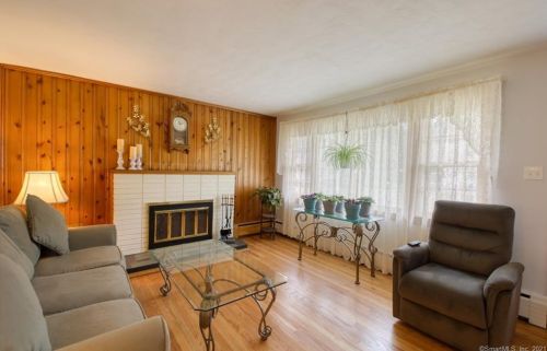 32 Maple View Dr, Waterbury CT  06716-1643 exterior