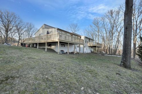10 Kris Korner Dr, Marlborough NY  12542-5805 exterior