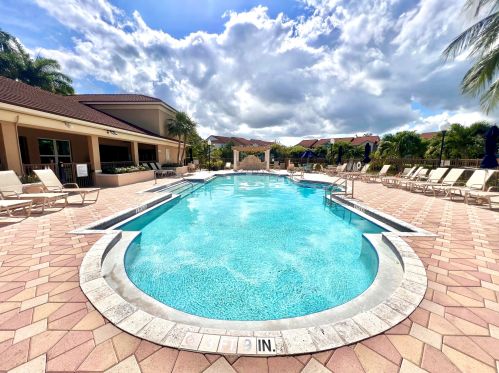 419 Villa Cir, Boynton Beach FL  33435-8911 exterior
