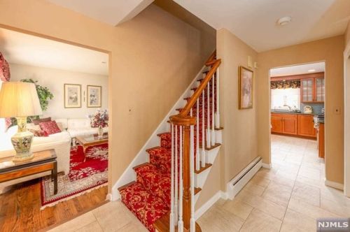 21 Old Chestnut Ridge Rd, Montvale, NJ 07645-1012