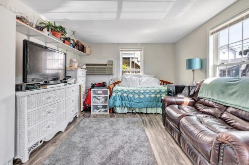 33 Cooper Ave, Milford CT  06460-6209 exterior