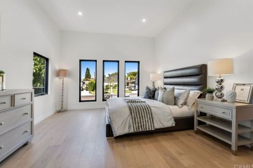 4709 Norwich Ave, Van Nuys CA  91403-2017 exterior