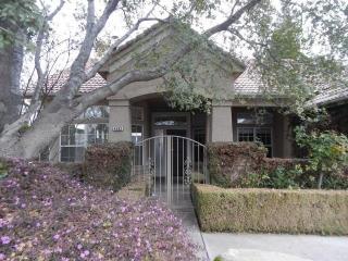 4562 Oak Park Dr, Fresno, CA 93722-3247