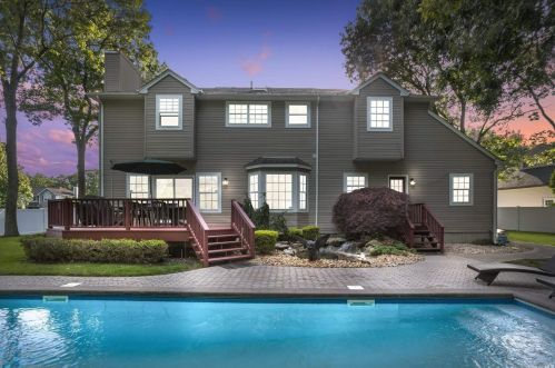7 Ginger Bread Rd, San Remo, NY 11754-5062