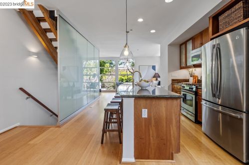 5807 Doyle St, Oakland, CA 94608-2504