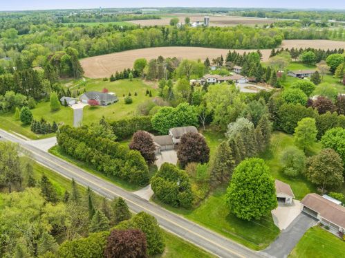 1410 Whitewater Dr, Manitowoc WI 54220-9437 exterior