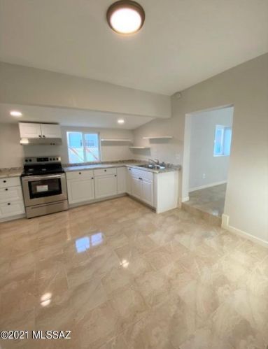 1741 Higgins Ln, Tucson, AZ 85705-9217