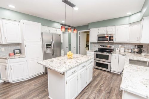 2606 Lancaster Dr, Waukesha, WI 53188-1380