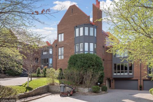 136 Groveland Ter, Minneapolis, MN 55403-1148