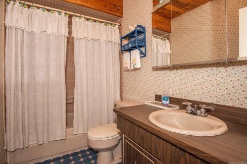 8 Terrace Rd, Airmont NY  10901-1721 exterior