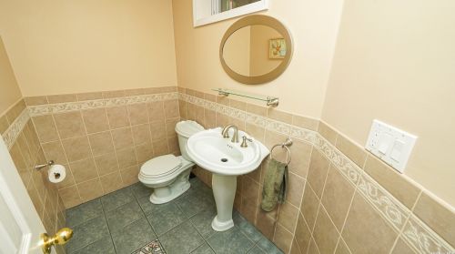 18 Drew Dr, Eastport NY  11941-1335 exterior