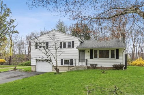 17 Oak Crest Dr, Brookfield Center, CT 06804-2324