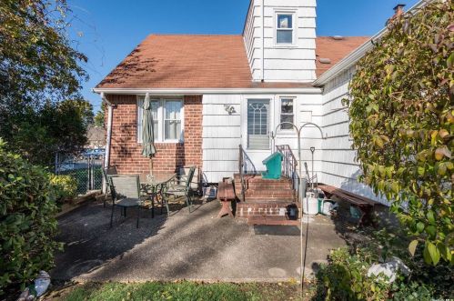 3 Lynn Pl, Bethpage NY  11714-4307 exterior