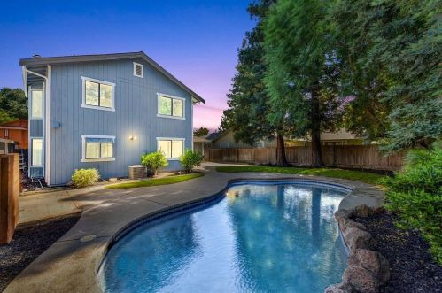 9262 Mapleview Way, Elk Grove CA  95758-5007 exterior