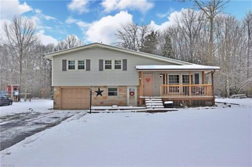 4893 Maple St, Vienna, OH 44473-9631