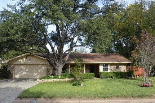 2204 10th St, Brownwood, TX 76801-5421