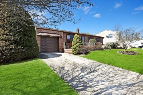 174 Helene St, Islip Terrace, NY 11752-1126