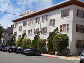 210 Juniper St, San Diego CA  92101-1566 exterior