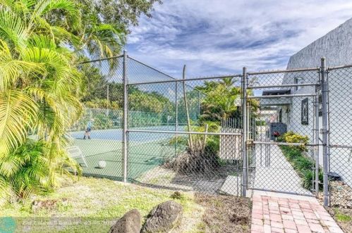 2327 37 Ave, Hollywood FL 33021-3626 exterior