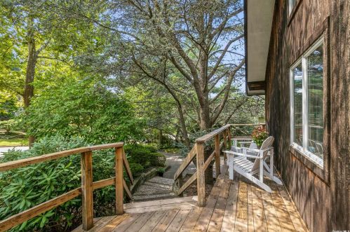 10 Cathy Ct, Northport, NY 11768-3408