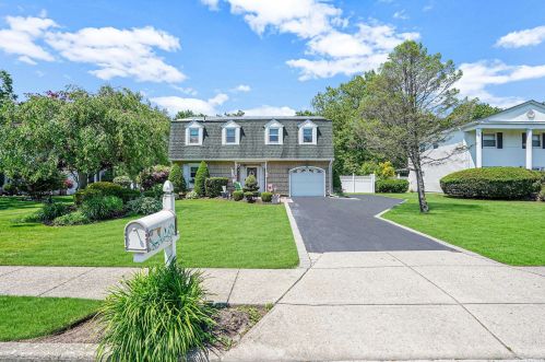 120 Greenbelt Pkwy, Holbrook, NY 11741-4440