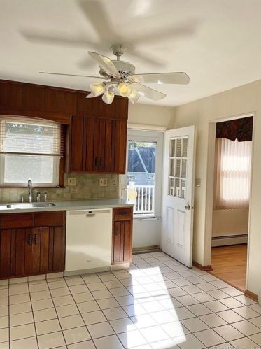 27 Wakeley St, Huntington CT 06484-4511 exterior