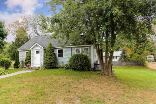 21 Cedar St, Derry, NH 03038-2240