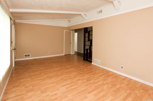 472 Piping Rock Rd, Seaford NY  11783-1038 exterior