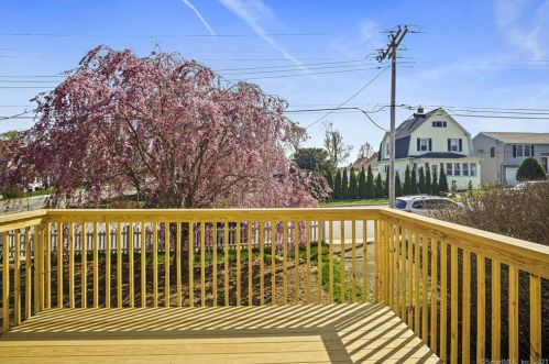 32 Park Ave, Groton, CT 06340-4049