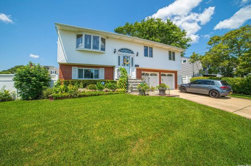 34 Knoll St, North Lindenhurst, NY 11757-6906